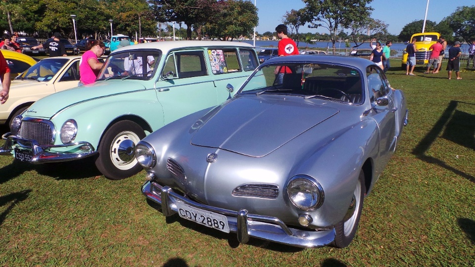 Encontro de carros antigos reúne mais de 100 veículos