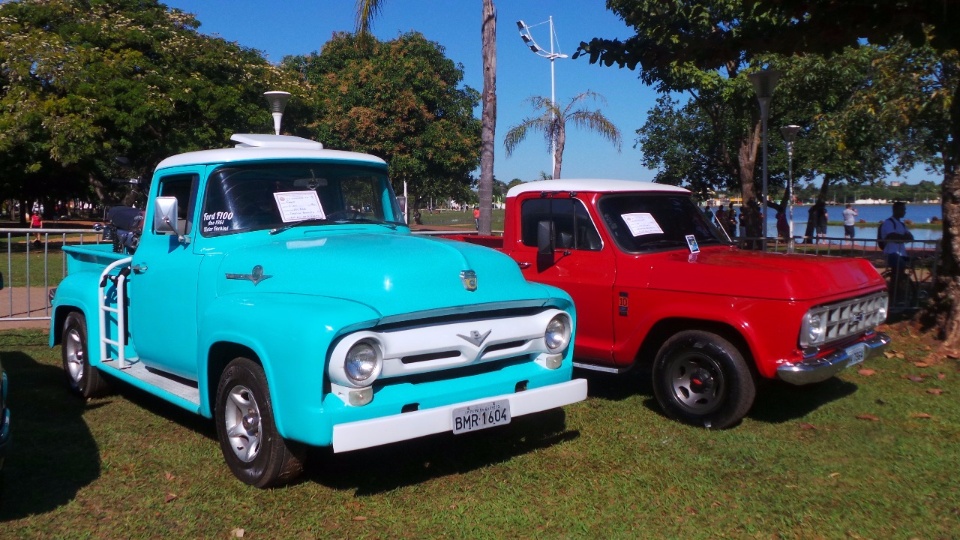 Encontro de carros antigos reúne mais de 100 veículos