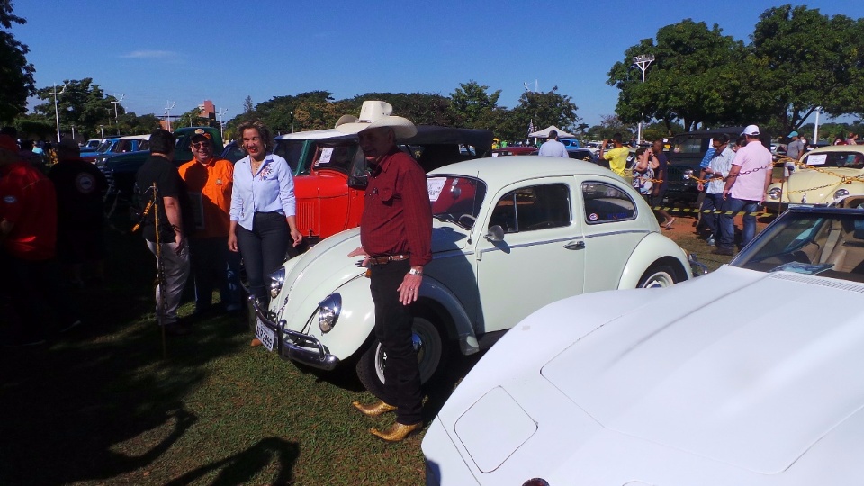 Encontro de carros antigos reúne mais de 100 veículos