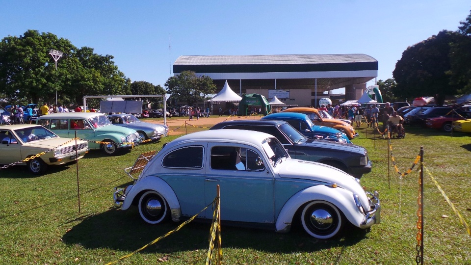 Encontro de carros antigos reúne mais de 100 veículos