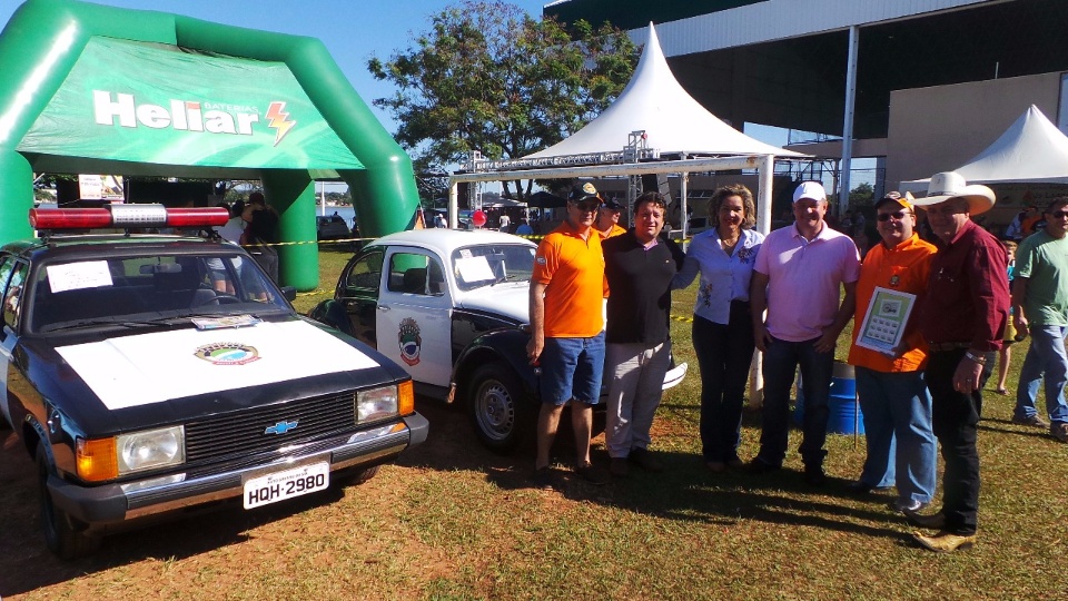 Encontro de carros antigos reúne mais de 100 veículos