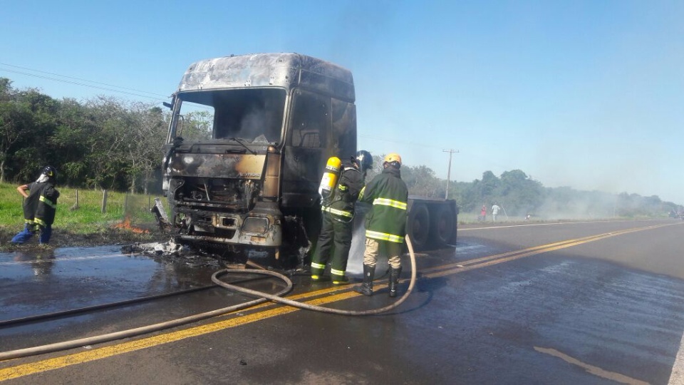 Fogo consume caminhão com placas de Minas Gerais na MS 395