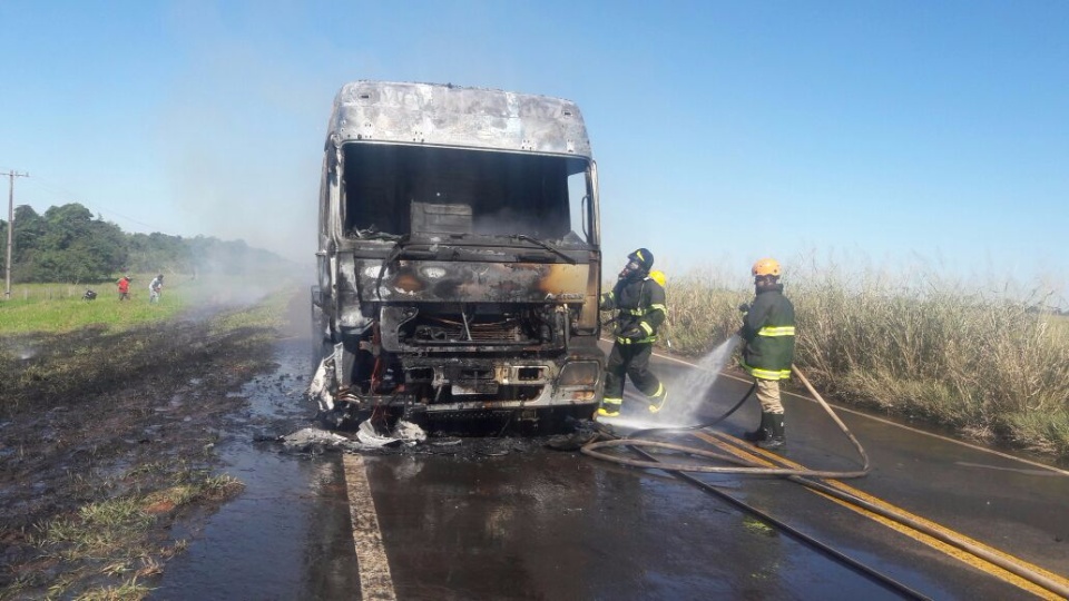 Fogo consume caminhão com placas de Minas Gerais na MS 395