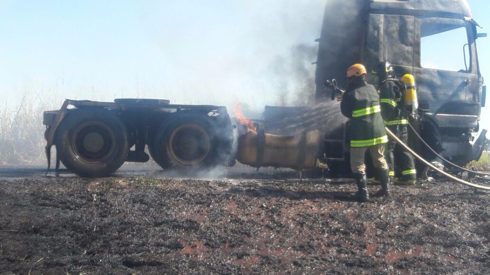 Fogo consume caminhão com placas de Minas Gerais na MS 395