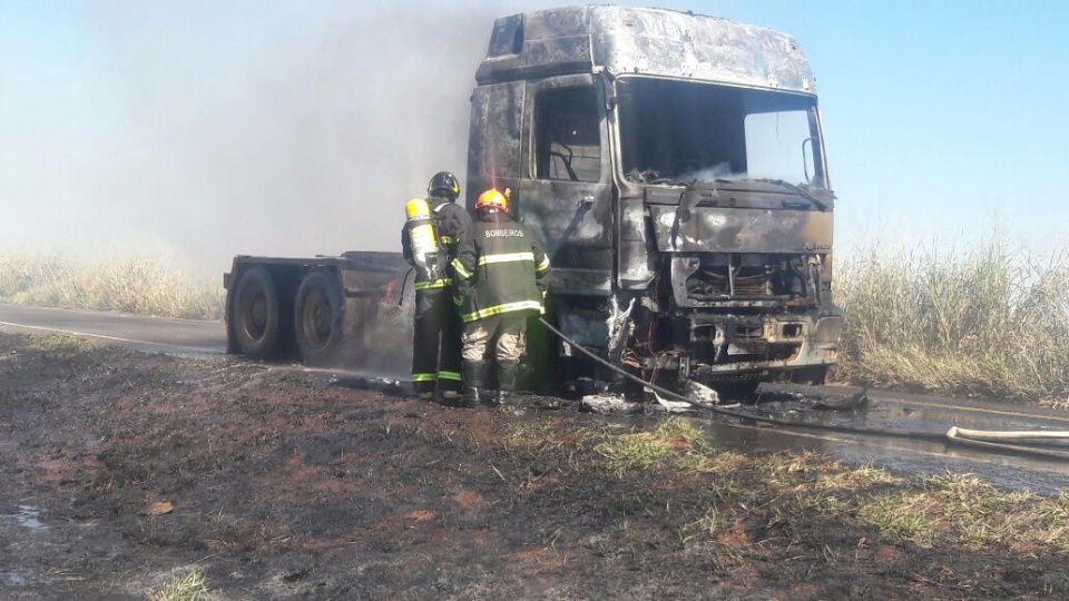 Fogo consume caminhão com placas de Minas Gerais na MS 395