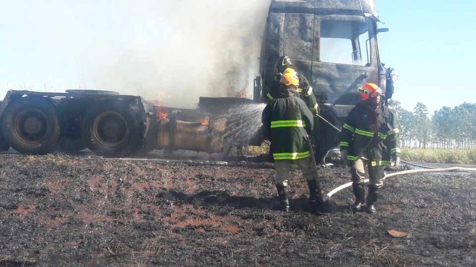 Fogo consume caminhão com placas de Minas Gerais na MS 395