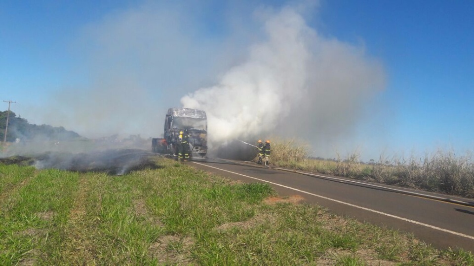 Fogo consume caminhão com placas de Minas Gerais na MS 395