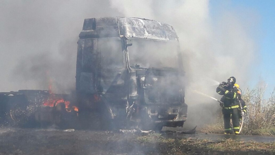 Fogo consume caminhão com placas de Minas Gerais na MS 395