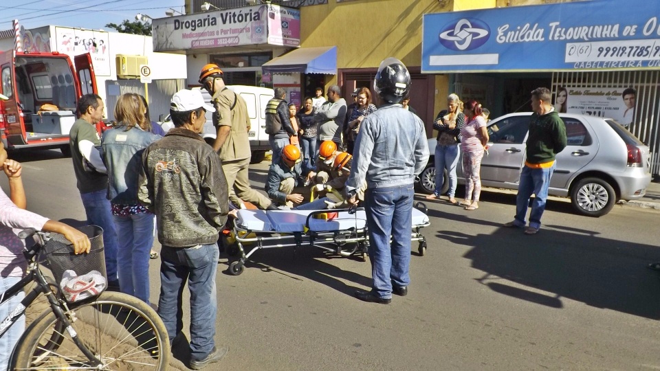 Motorista abre porta de carro e provoca acidente com moto em Três Lagoas