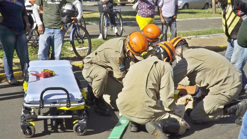 Motorista abre porta de carro e provoca acidente com moto em Três Lagoas