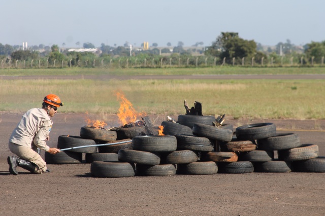 Em Três Lagoas, Bombeiros simulam incêndio em avião com passageiros