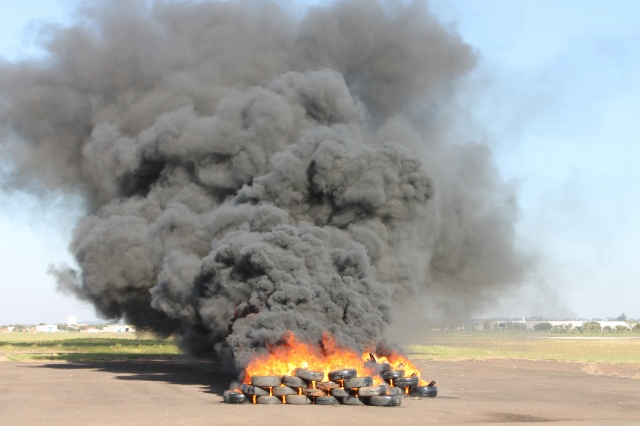 Em Três Lagoas, Bombeiros simulam incêndio em avião com passageiros