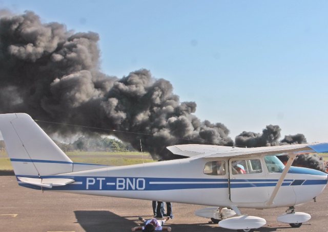 Em Três Lagoas, Bombeiros simulam incêndio em avião com passageiros