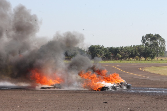 Em Três Lagoas, Bombeiros simulam incêndio em avião com passageiros