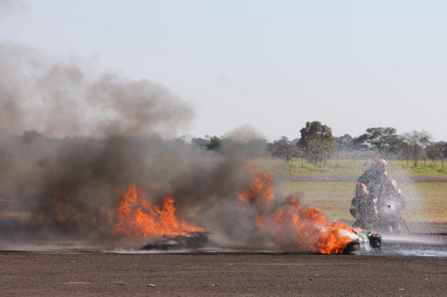 Em Três Lagoas, Bombeiros simulam incêndio em avião com passageiros