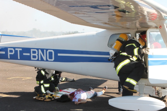 Em Três Lagoas, Bombeiros simulam incêndio em avião com passageiros