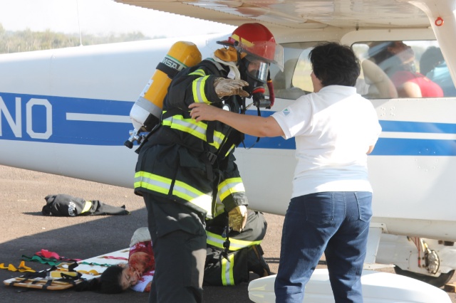 Em Três Lagoas, Bombeiros simulam incêndio em avião com passageiros