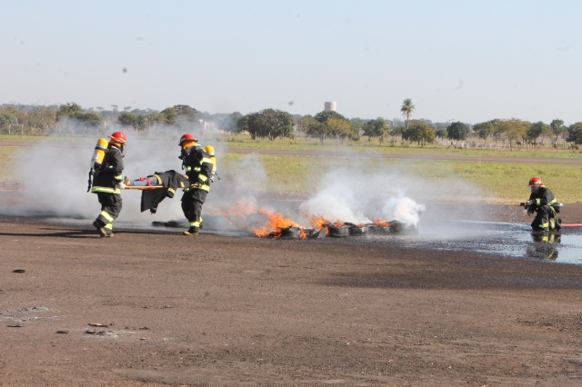 Em Três Lagoas, Bombeiros simulam incêndio em avião com passageiros