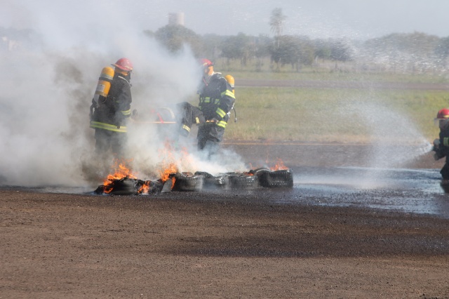 Em Três Lagoas, Bombeiros simulam incêndio em avião com passageiros