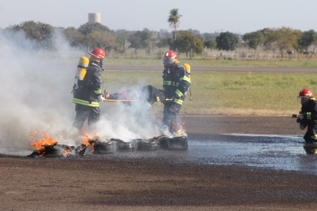 Em Três Lagoas, Bombeiros simulam incêndio em avião com passageiros