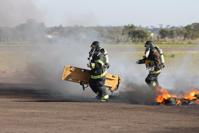 Em Três Lagoas, Bombeiros simulam incêndio em avião com passageiros