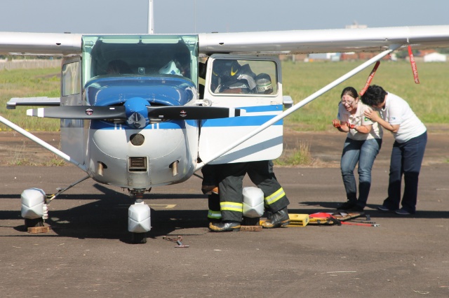 Em Três Lagoas, Bombeiros simulam incêndio em avião com passageiros