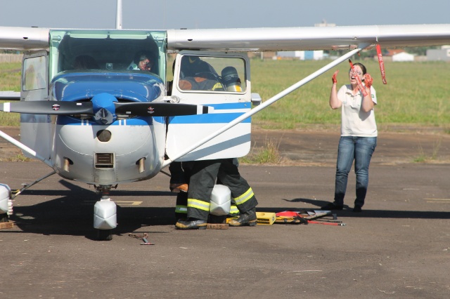 Em Três Lagoas, Bombeiros simulam incêndio em avião com passageiros