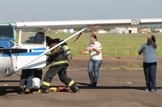 Em Três Lagoas, Bombeiros simulam incêndio em avião com passageiros