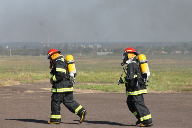 Em Três Lagoas, Bombeiros simulam incêndio em avião com passageiros