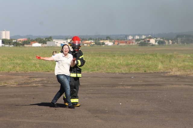 Em Três Lagoas, Bombeiros simulam incêndio em avião com passageiros