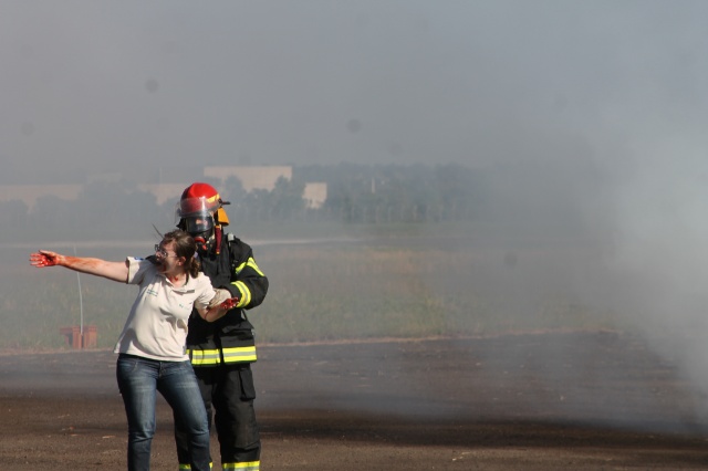 Em Três Lagoas, Bombeiros simulam incêndio em avião com passageiros