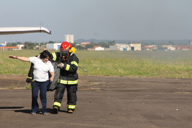 Em Três Lagoas, Bombeiros simulam incêndio em avião com passageiros