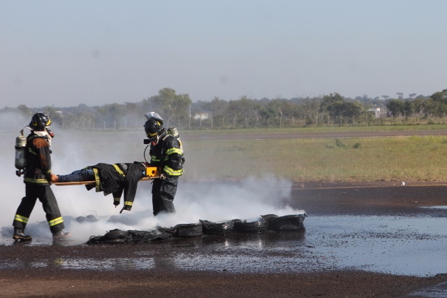 Em Três Lagoas, Bombeiros simulam incêndio em avião com passageiros