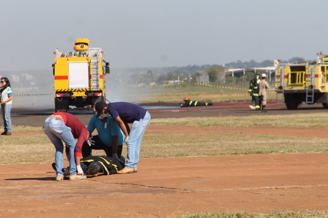 Em Três Lagoas, Bombeiros simulam incêndio em avião com passageiros