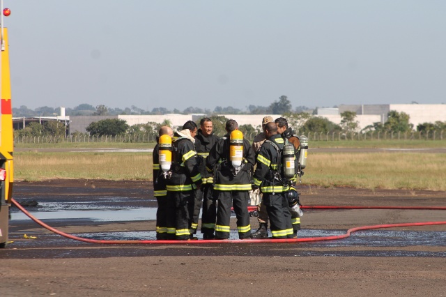 Em Três Lagoas, Bombeiros simulam incêndio em avião com passageiros