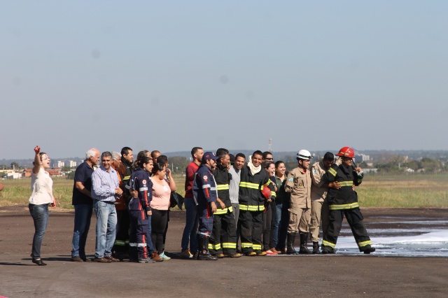 Em Três Lagoas, Bombeiros simulam incêndio em avião com passageiros