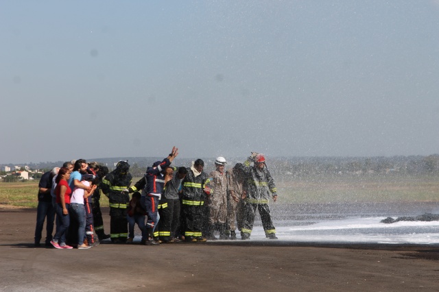 Em Três Lagoas, Bombeiros simulam incêndio em avião com passageiros