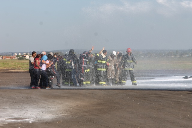 Em Três Lagoas, Bombeiros simulam incêndio em avião com passageiros