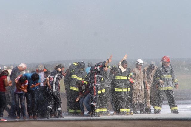 Em Três Lagoas, Bombeiros simulam incêndio em avião com passageiros