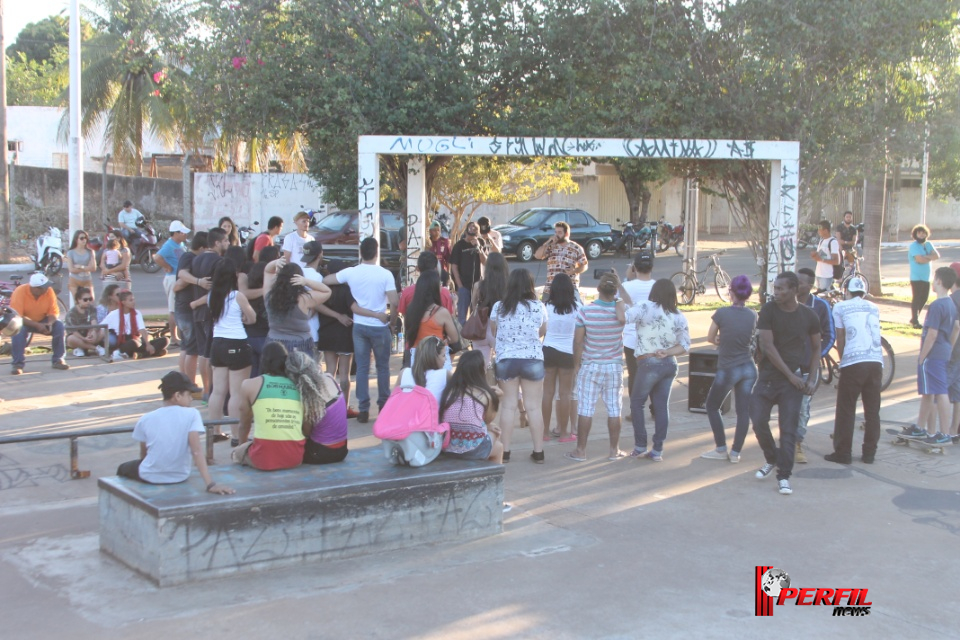 Manifestação cultural na pista de skate marca homenagem ao Cinza MC