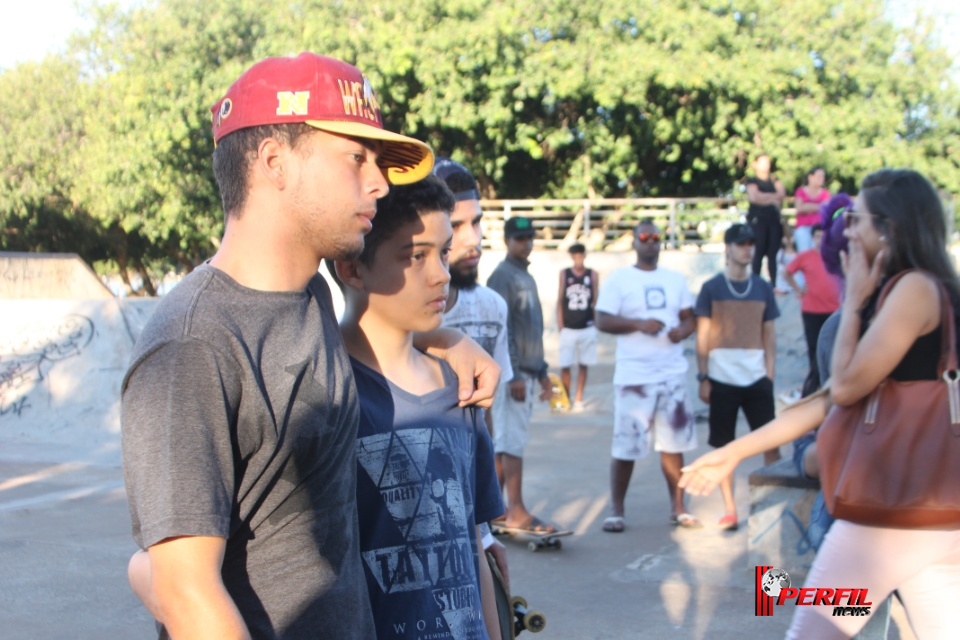 Manifestação cultural na pista de skate marca homenagem ao Cinza MC