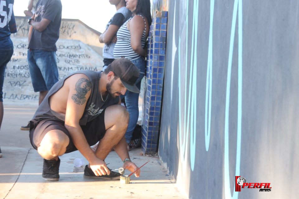 Manifestação cultural na pista de skate marca homenagem ao Cinza MC