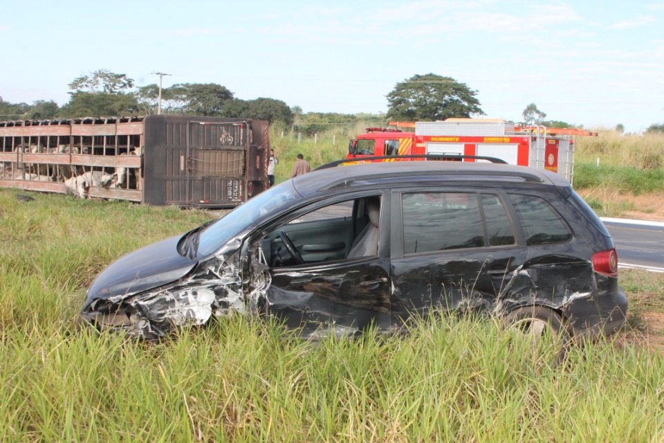 Carreta carregada de gado tomba e deixa uma pessoa ferida