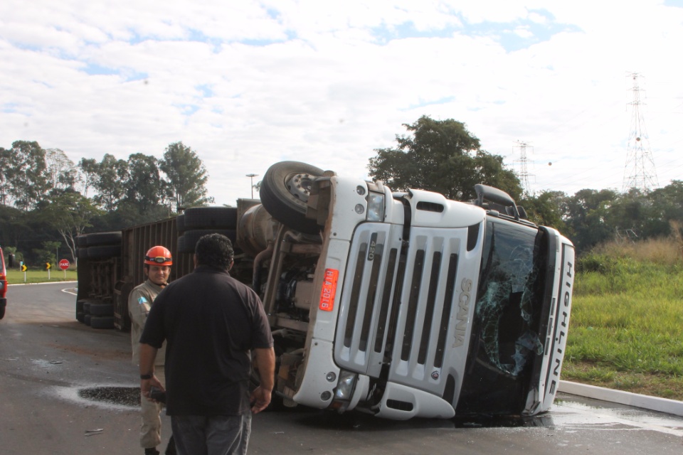 Carreta carregada de gado tomba e deixa uma pessoa ferida