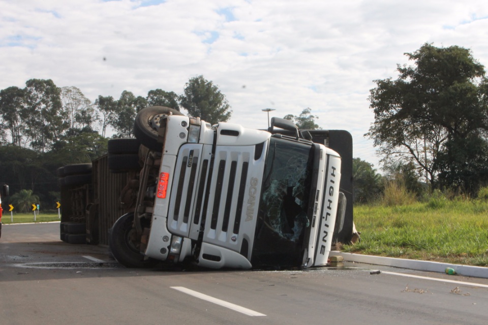 Carreta carregada de gado tomba e deixa uma pessoa ferida