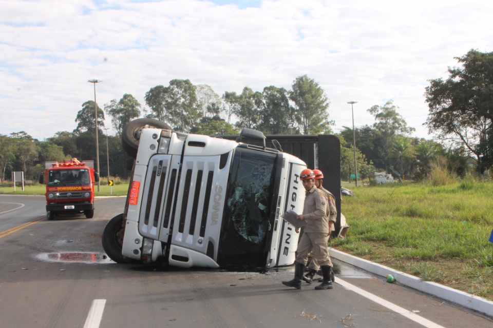 Carreta carregada de gado tomba e deixa uma pessoa ferida