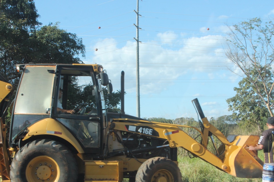 Após acidente envolvendo carreta, gado é removido na BR 262