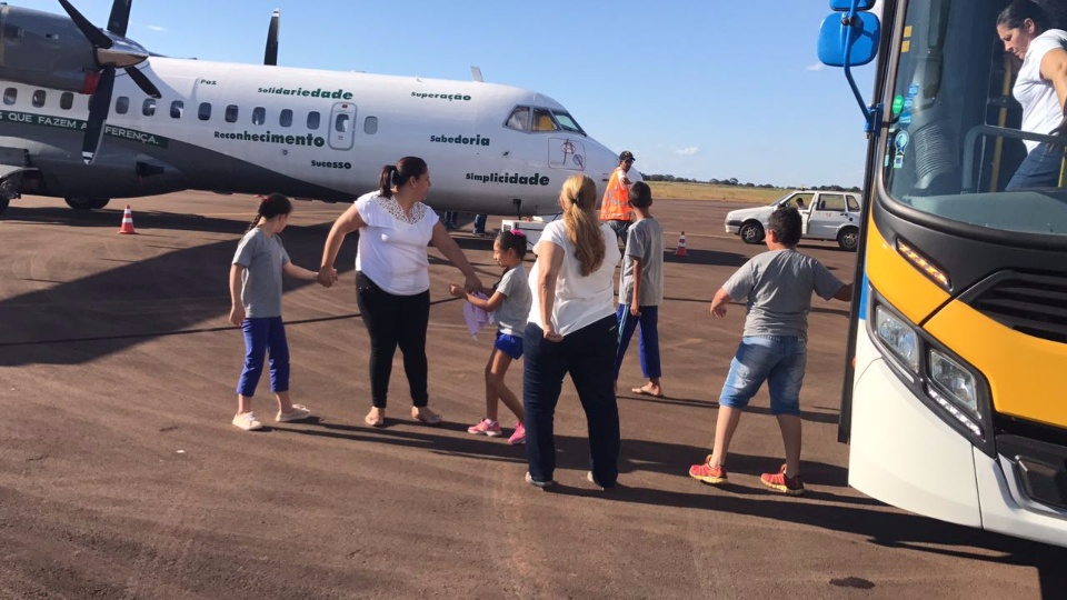 Alunos da APAE de Três Lagoas ‘decolam’ na imaginação em avião da Imetame