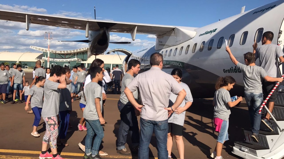 Alunos da APAE de Três Lagoas ‘decolam’ na imaginação em avião da Imetame