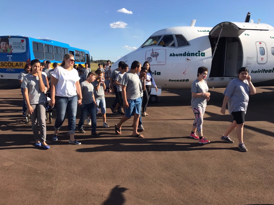 Alunos da APAE de Três Lagoas ‘decolam’ na imaginação em avião da Imetame